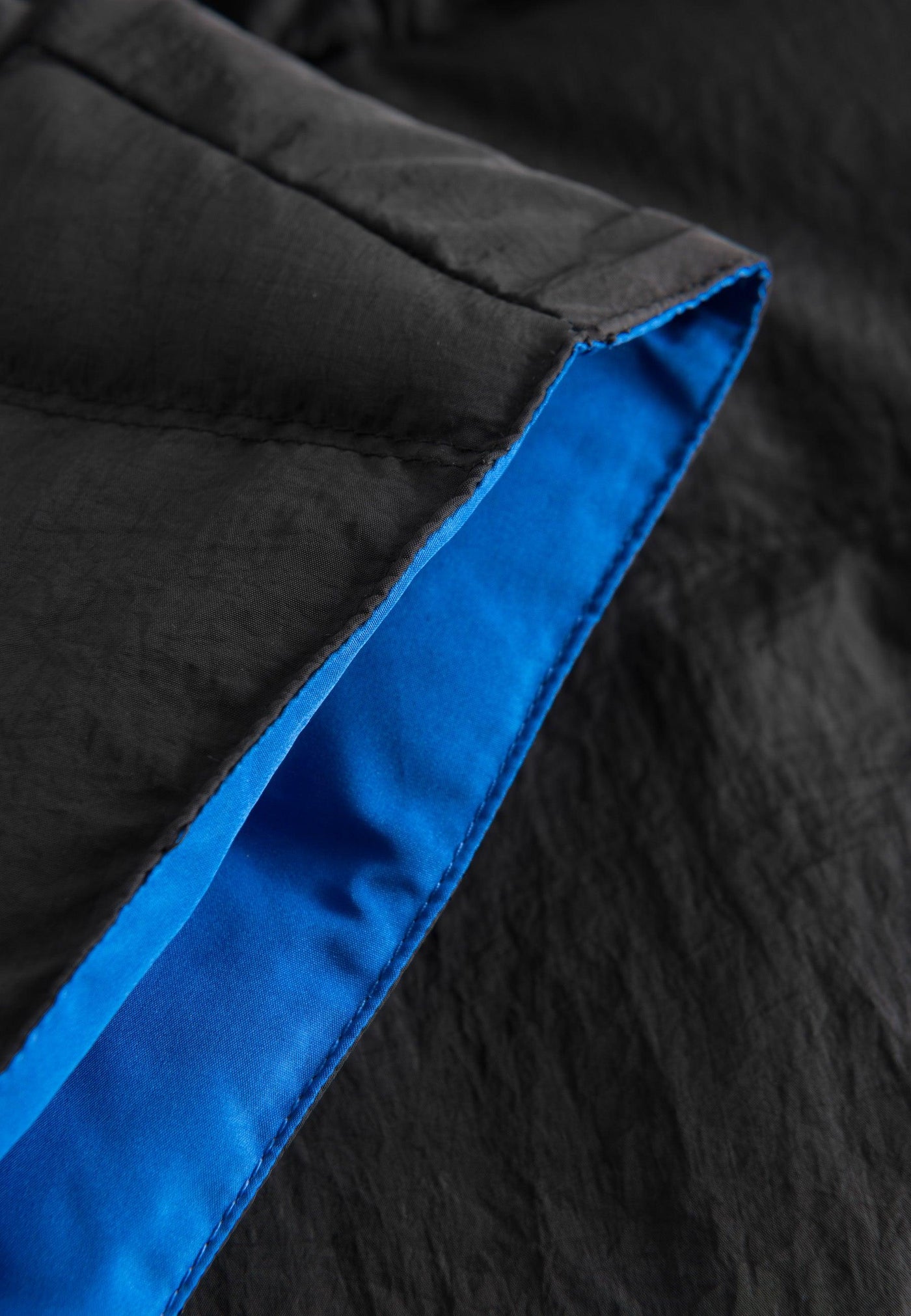 Hooded Puffer Neckwarmer Black/Brilliant Blue - Black/Brilliant Blue - LÄST